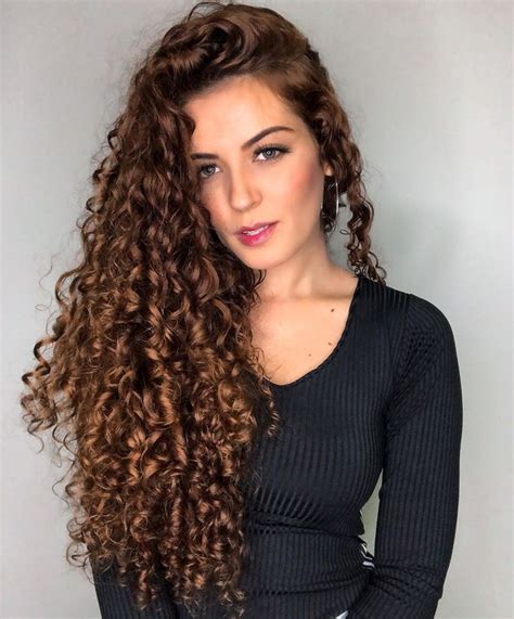 Morena iluminada com cabelo cacheado: dicas e inspirações